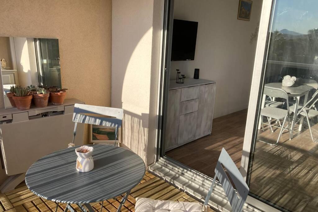 Escapade Au Port Apartment Hyeres Exterior photo