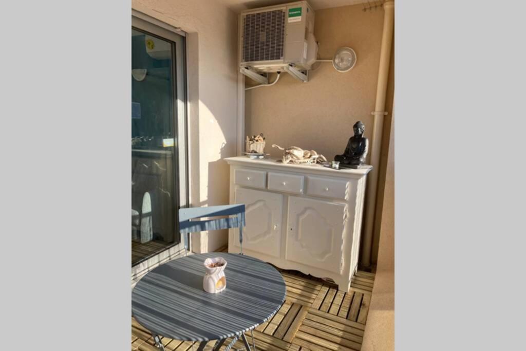 Escapade Au Port Apartment Hyeres Exterior photo